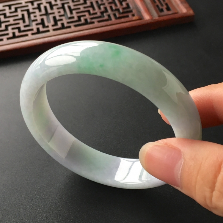 (超值推荐)糯冰种淡春带彩手镯(56.2mm)