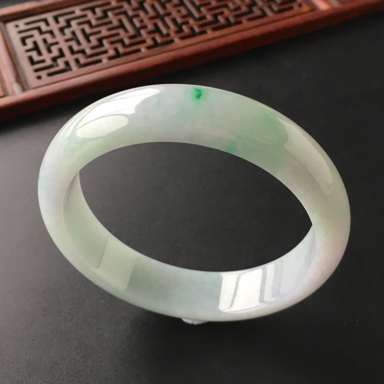 (超值推荐)糯冰种略飘翠手镯(55.3mm)
