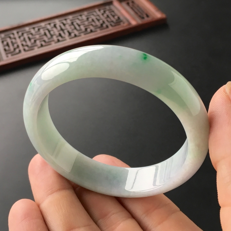 (超值推荐)糯冰种略飘翠手镯(55.3mm)