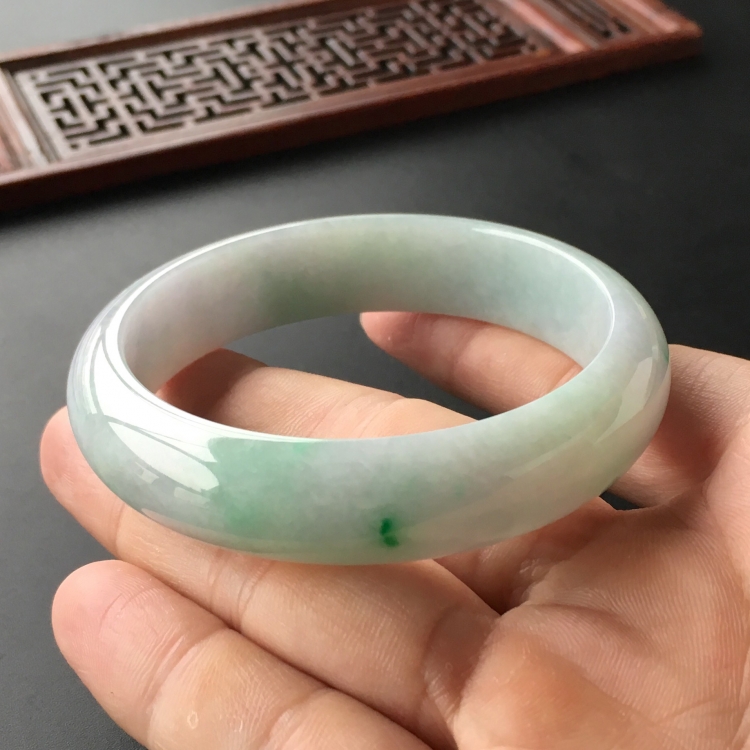 (超值推荐)糯冰种略飘翠手镯(55.3mm)