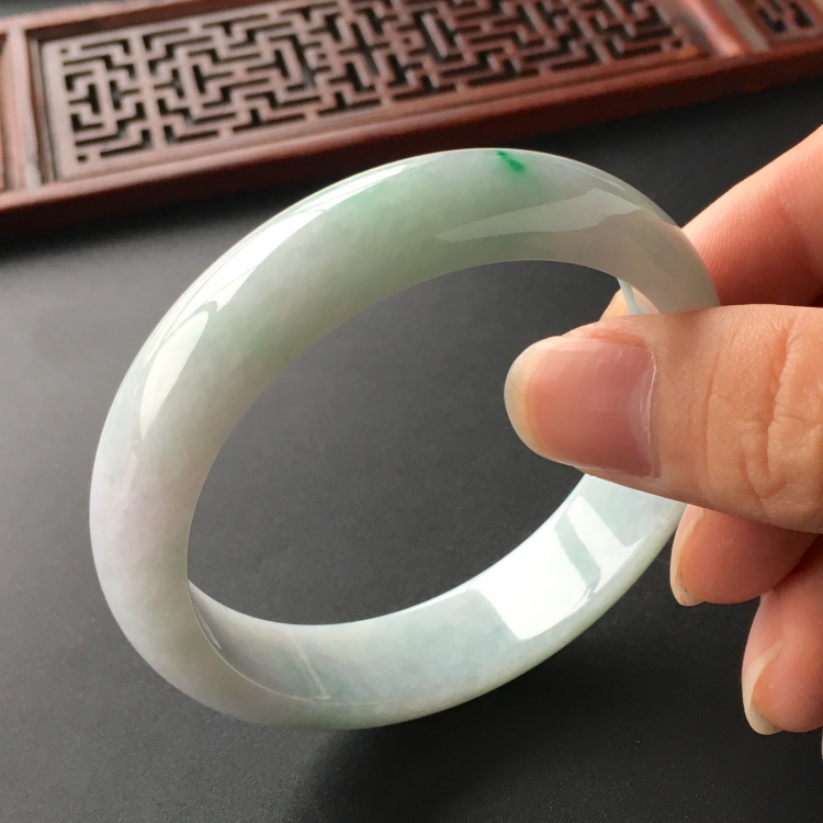 (超值推荐)糯冰种略飘翠手镯(55.3mm)