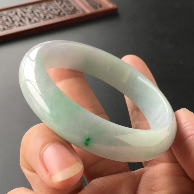 (超值推荐)糯冰种略飘翠手镯(55.3mm)