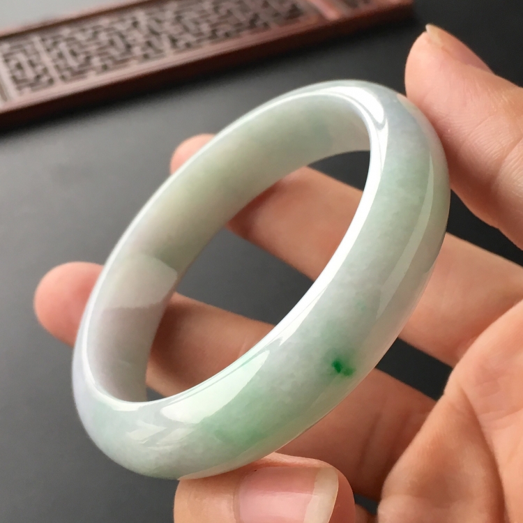 (超值推荐)糯冰种略飘翠手镯(55.3mm)
