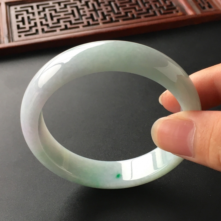 (超值推荐)糯冰种略飘翠手镯(55.3mm)