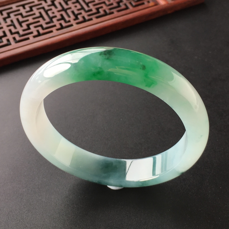 (超值推荐)糯冰种飘花带翠手镯(57.7mm)