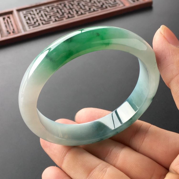 (超值推荐)糯冰种飘花带翠手镯(57.7mm)