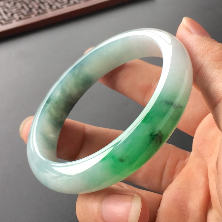 (超值推荐)糯冰种飘花带翠手镯(57.7mm)