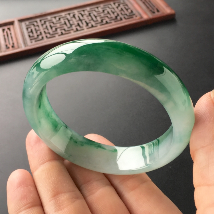 (超值推荐)糯冰种飘翠手镯(58.7mm)