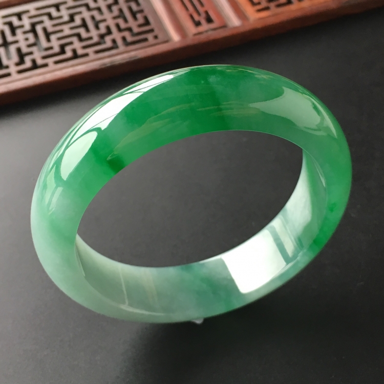 (超值推荐)糯冰种飘翠手镯(57mm)