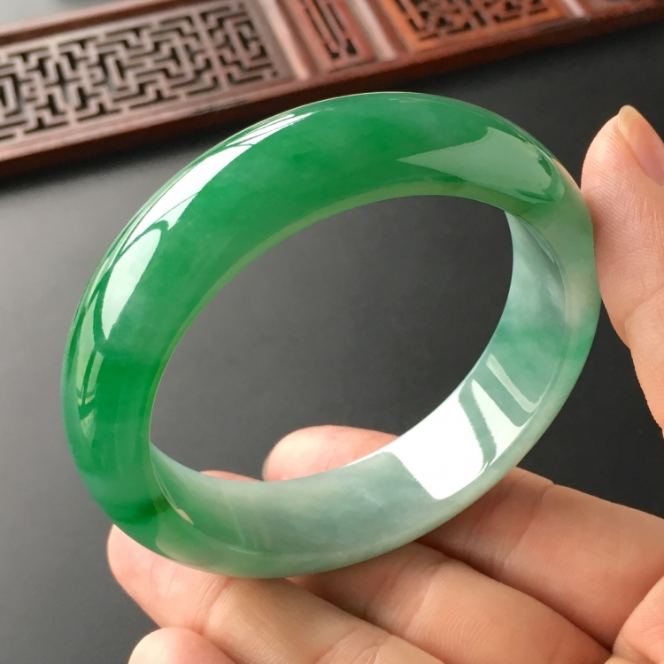 (超值推荐)糯冰种飘翠手镯(57mm)