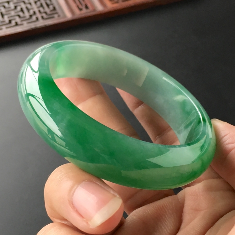 (超值推荐)糯冰种飘翠手镯(57mm)