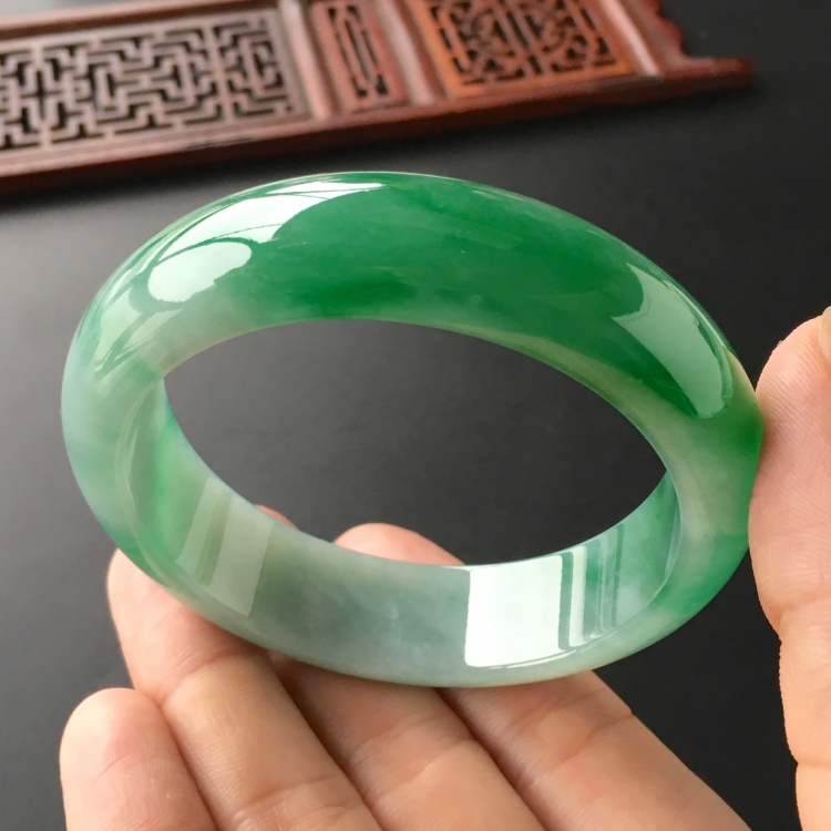 (超值推荐)糯冰种飘翠手镯(57mm)