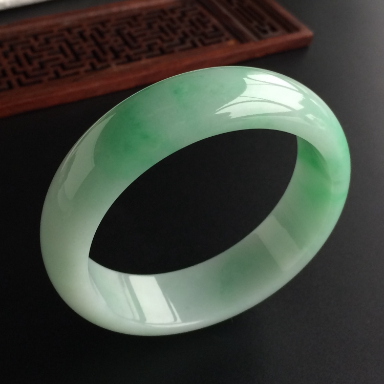 (超值推荐)糯冰种飘翠手镯(59.6mm)