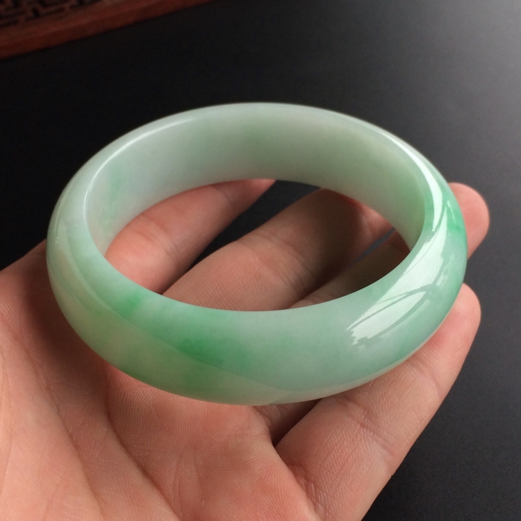 (超值推荐)糯冰种飘翠手镯(59.6mm)