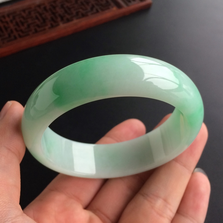 (超值推荐)糯冰种飘翠手镯(59.6mm)