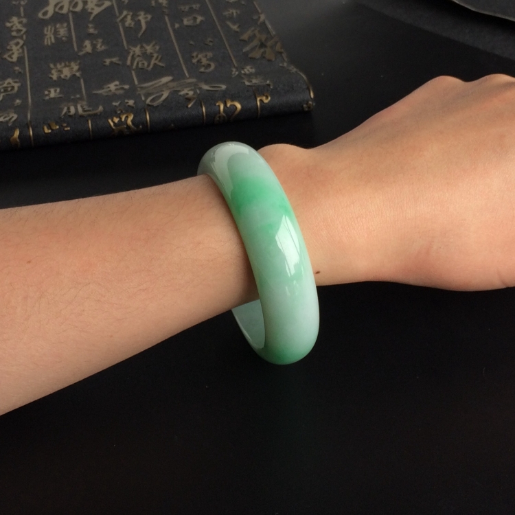 (超值推荐)糯冰种飘翠手镯(59.6mm)