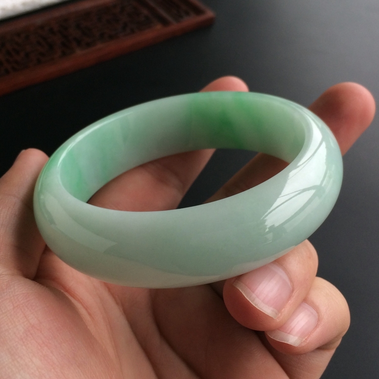 (超值推荐)糯冰种飘翠手镯(59.6mm)