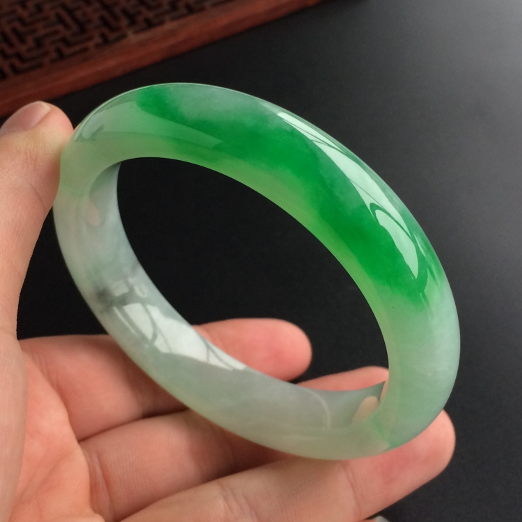 (超值推荐)糯冰种飘阳绿手镯(57.4mm)