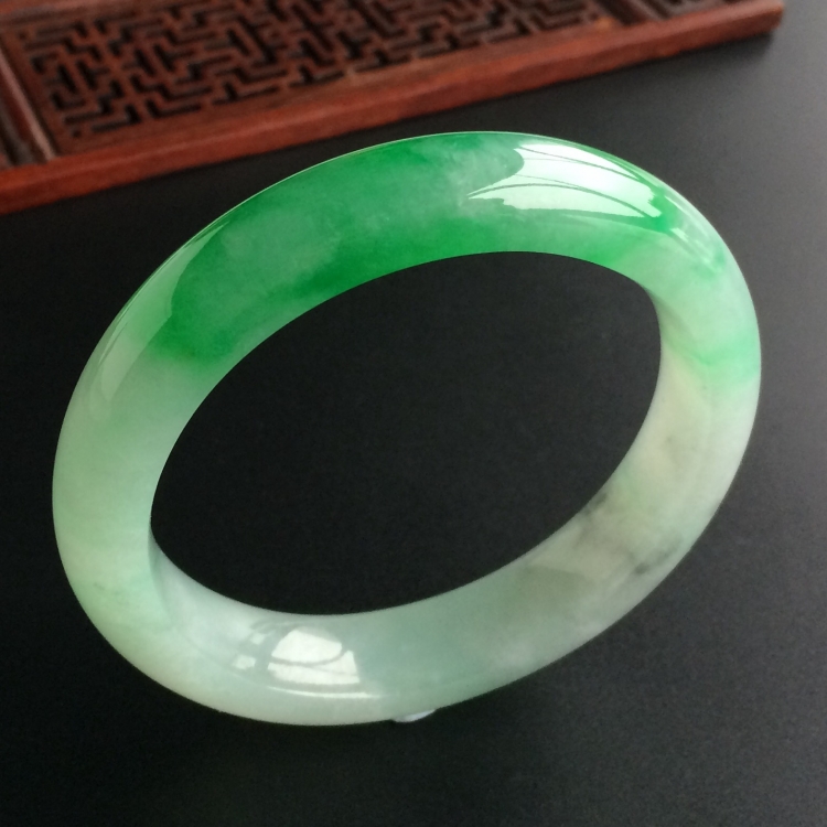 (超值推荐)糯冰种飘阳绿手镯(57.4mm)