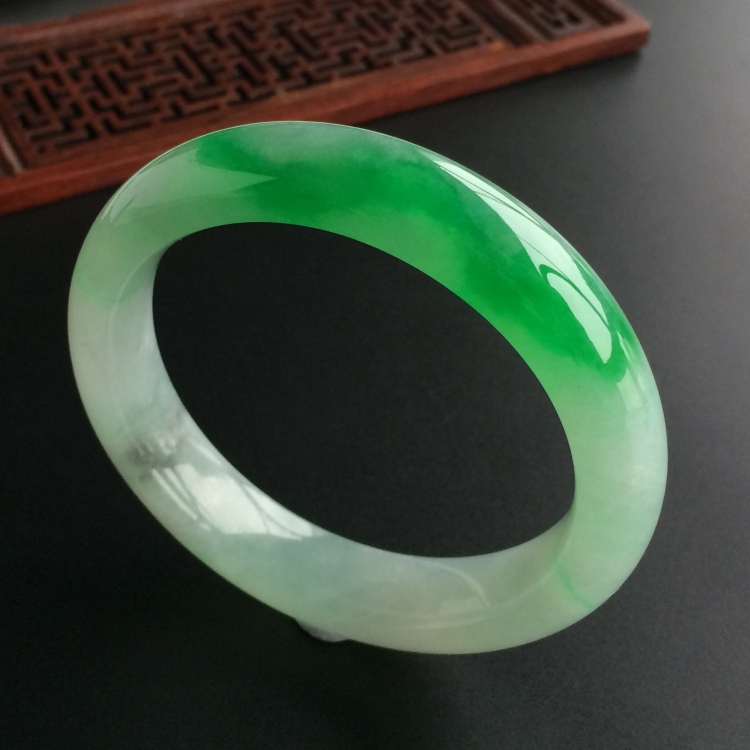 (超值推荐)糯冰种飘阳绿手镯(57.4mm)