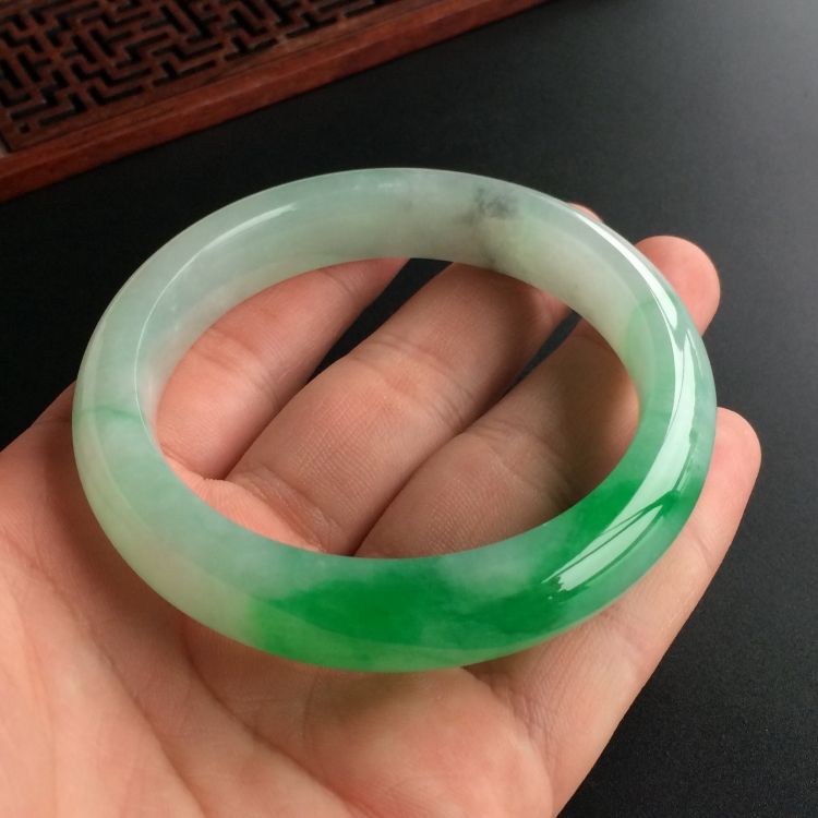 (超值推荐)糯冰种飘阳绿手镯(57.4mm)