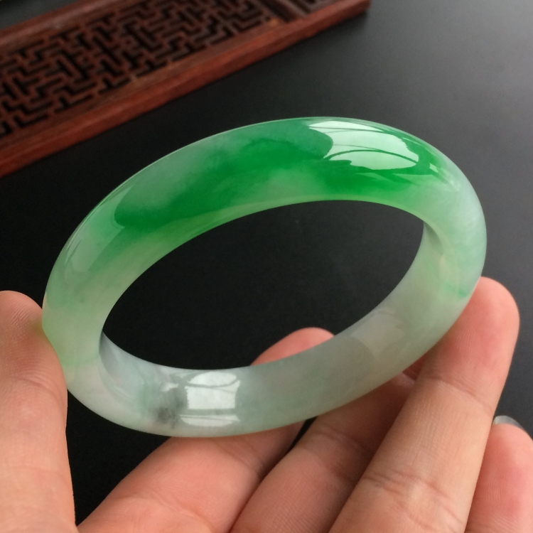 (超值推荐)糯冰种飘阳绿手镯(57.4mm)