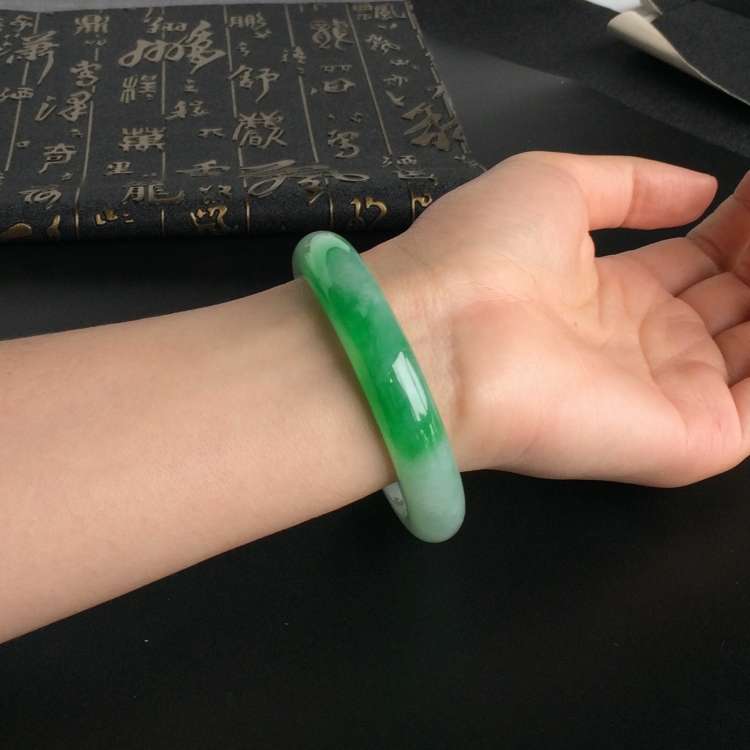 (超值推荐)糯冰种飘阳绿手镯(57.4mm)