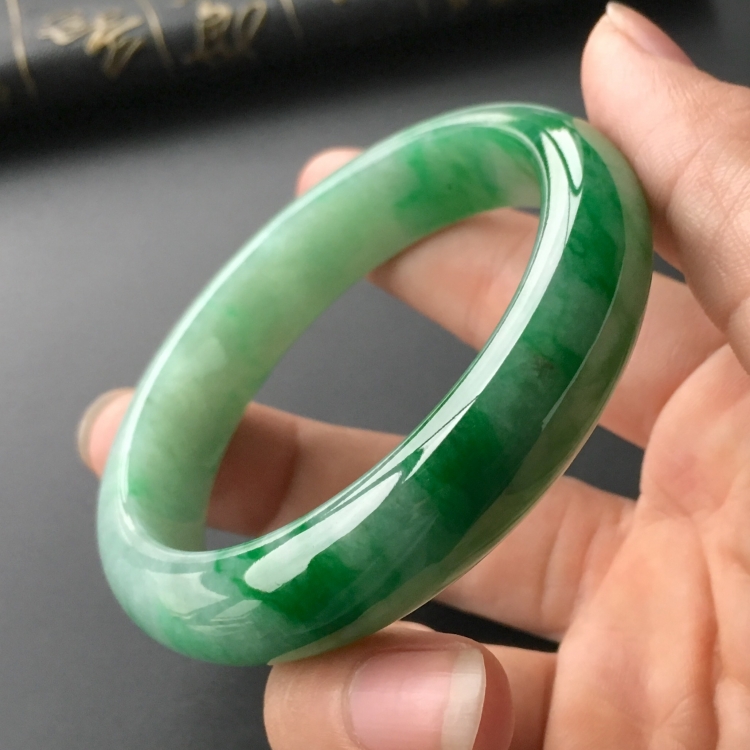 (超值推荐)糯冰种飘翠手镯(56.7mm)
