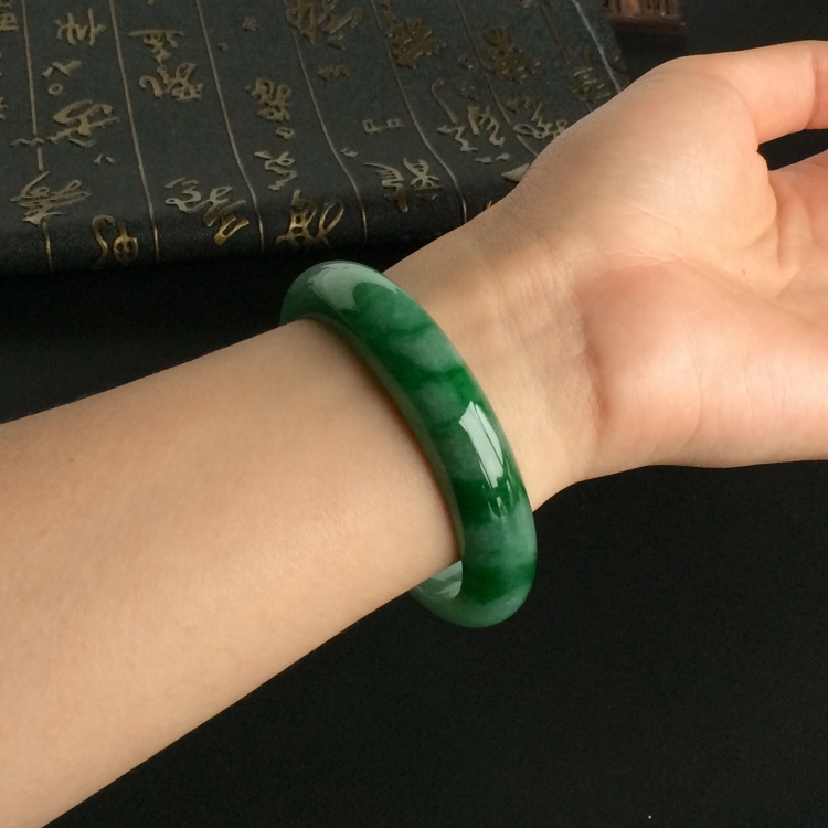 (超值推荐)糯冰种飘翠手镯(56.7mm)