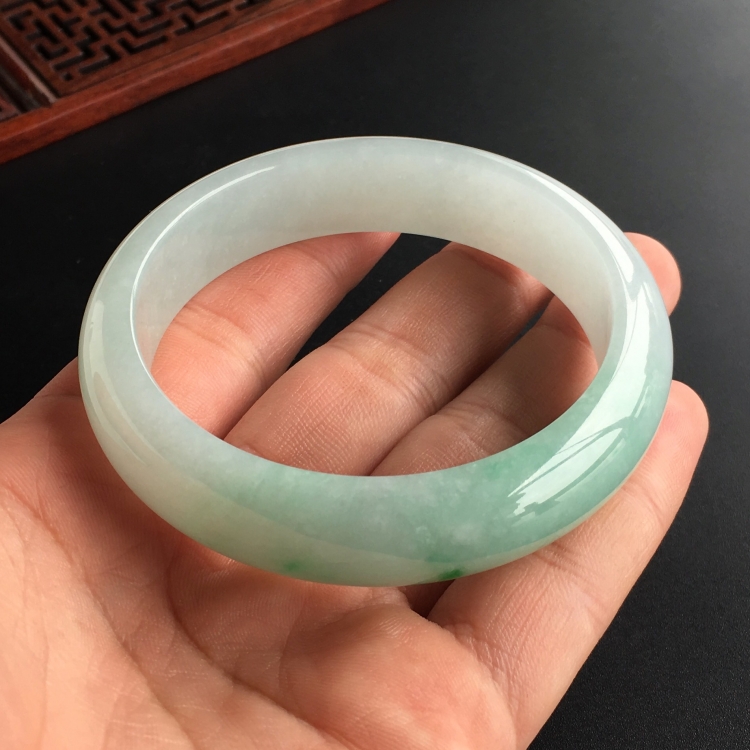 (超值推荐)糯冰种略飘翠手镯(57.4mm)