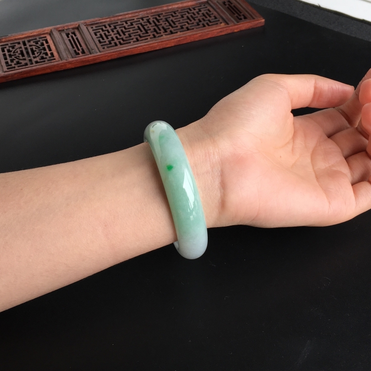 (超值推荐)糯冰种略飘翠手镯(57.4mm)
