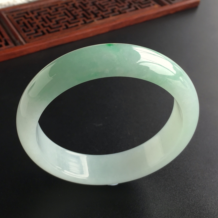 (超值推荐)糯冰种略飘翠手镯(57.4mm)