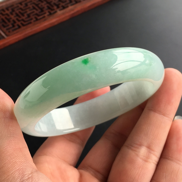 (超值推荐)糯冰种略飘翠手镯(57.4mm)