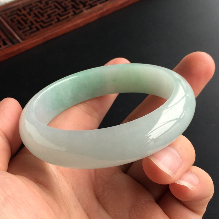 (超值推荐)糯冰种略飘翠手镯(57.4mm)