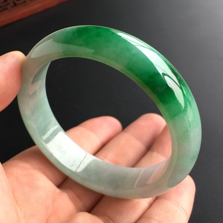 (超值推荐)糯冰种飘翠手镯(56.8mm)
