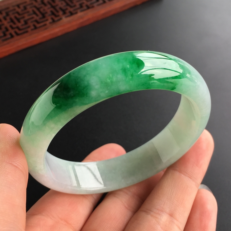 (超值推荐)糯冰种飘翠手镯(56.8mm)