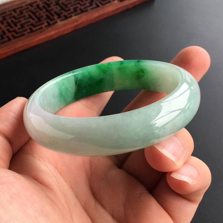 (超值推荐)糯冰种飘翠手镯(56.8mm)