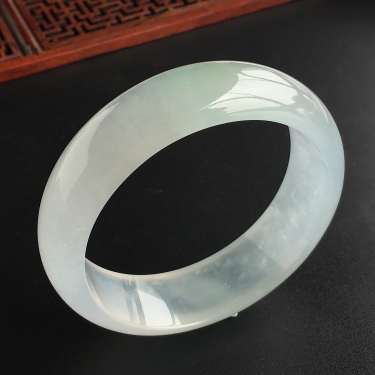 (超值推荐)冰玻种淡晴水手镯(58mm)