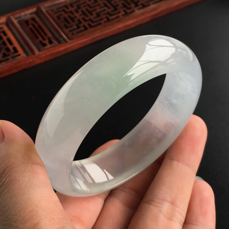 (超值推荐)冰玻种淡晴水手镯(58mm)