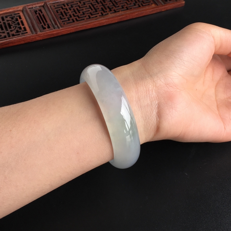(超值推荐)冰玻种淡晴水手镯(58mm)