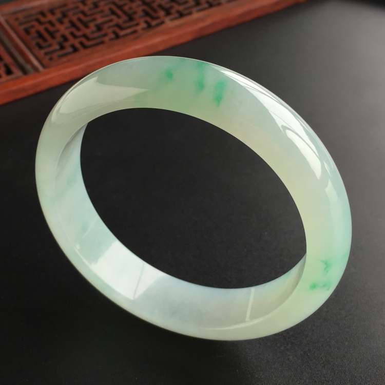 (超值推荐)糯冰种略飘翠手镯(57.2mm)