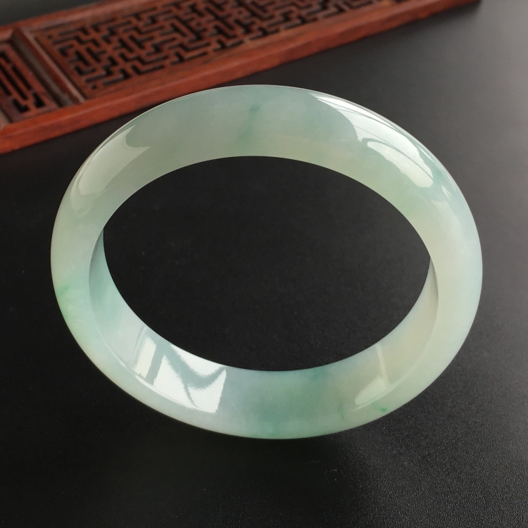 (超值推荐)糯冰种略飘翠手镯(57.2mm)