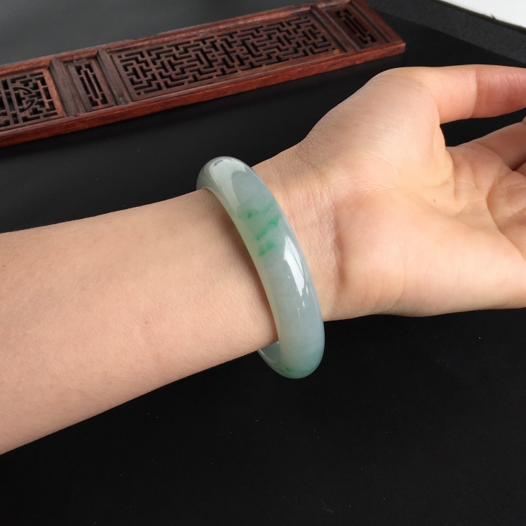 (超值推荐)糯冰种略飘翠手镯(57.2mm)