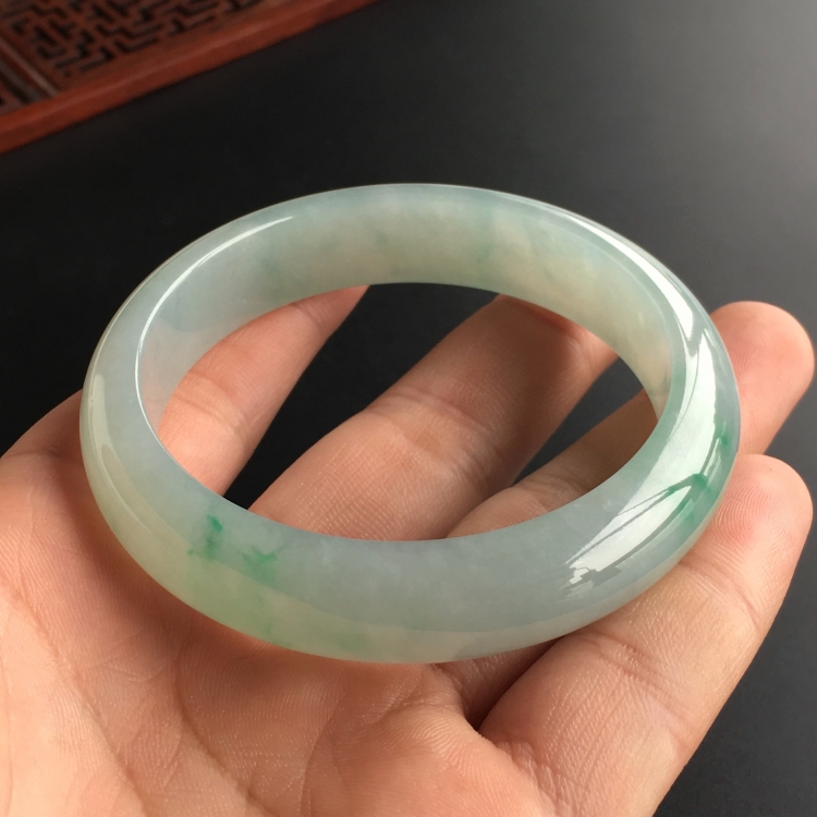 (超值推荐)糯冰种略飘翠手镯(57.2mm)