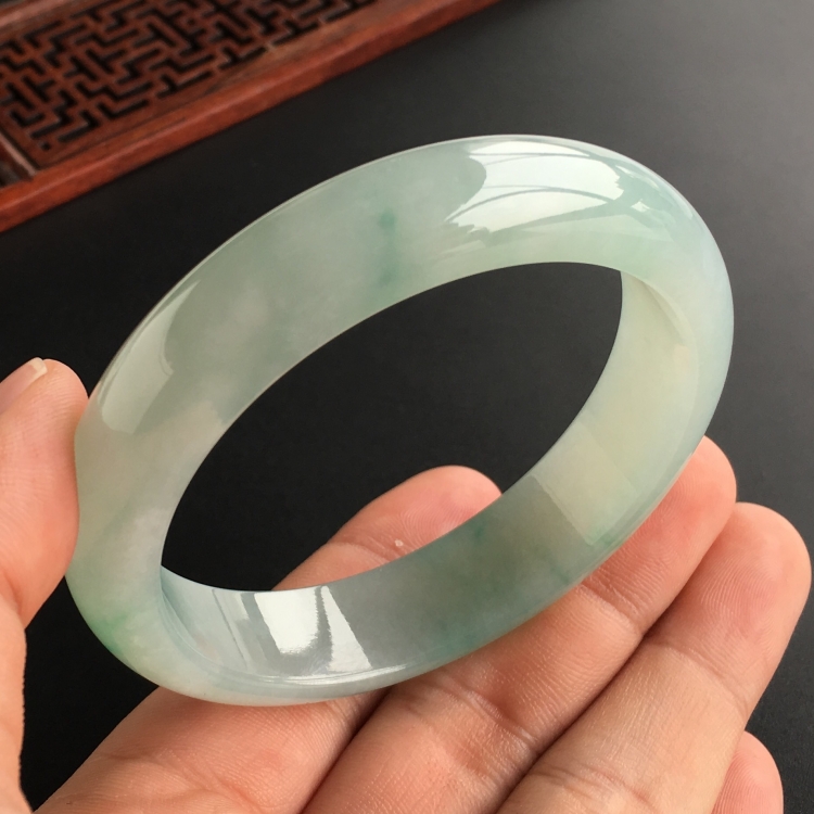 (超值推荐)糯冰种略飘翠手镯(57.2mm)