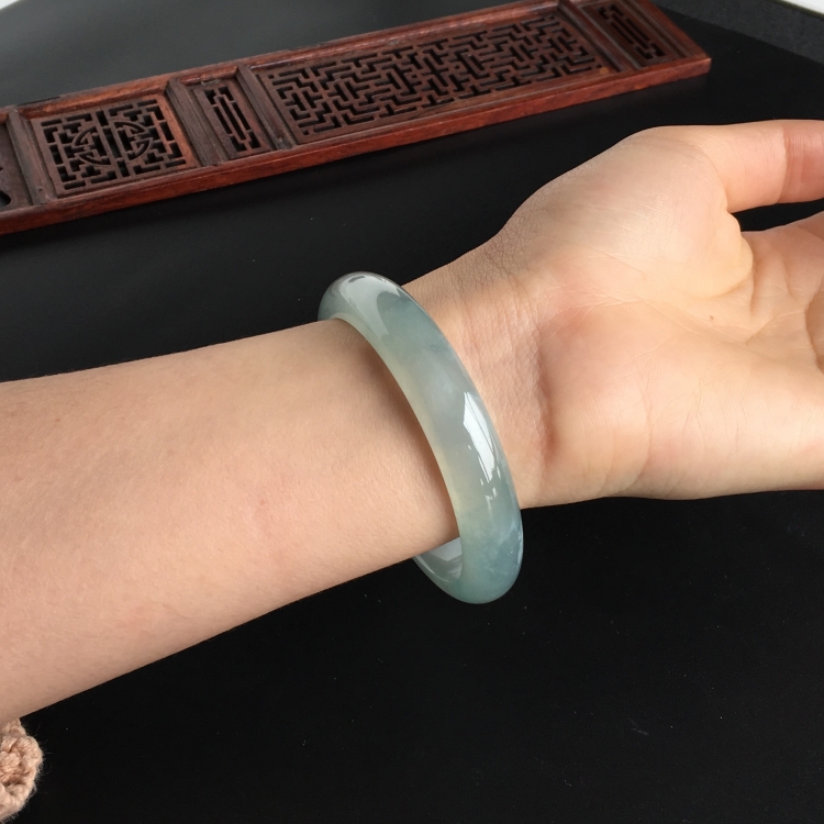 (超值推荐)冰种晴水略飘花手镯(57.4mm)
