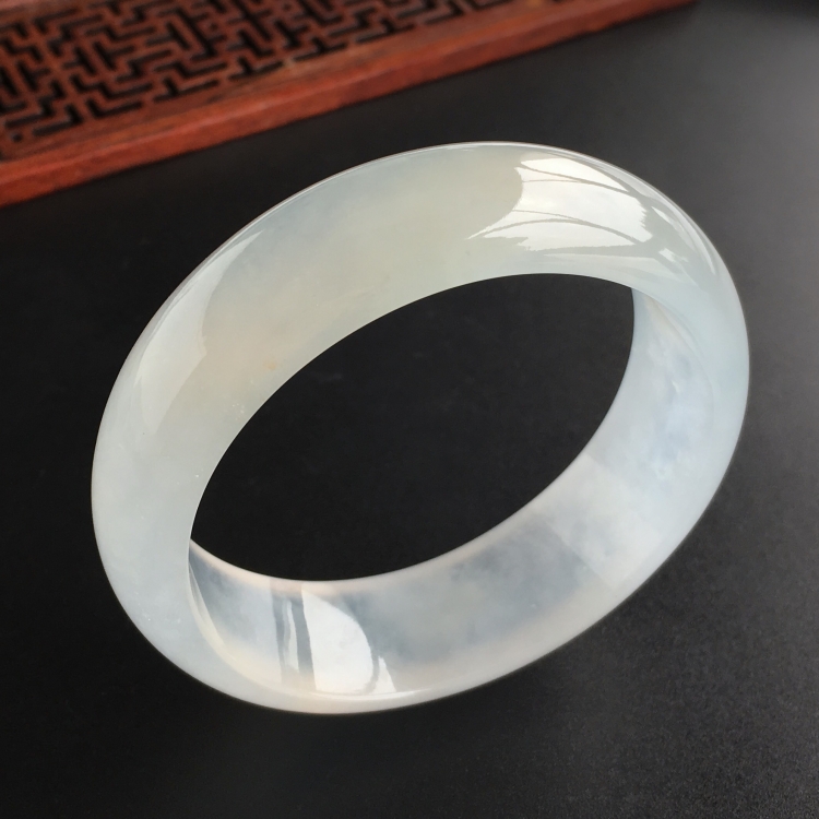 (超值推荐)冰玻种淡晴水手镯(56.4mm)