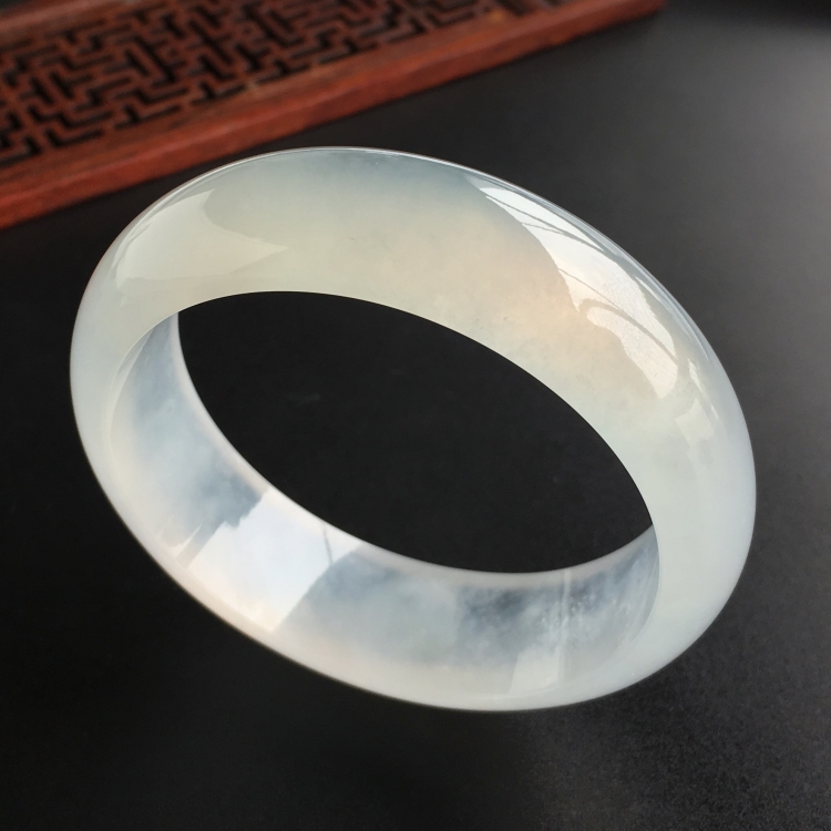 (超值推荐)冰玻种淡晴水手镯(56.4mm)