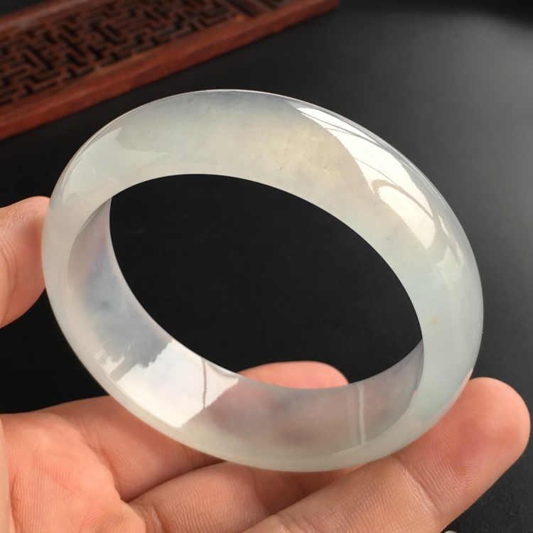 (超值推荐)冰玻种淡晴水手镯(56.4mm)
