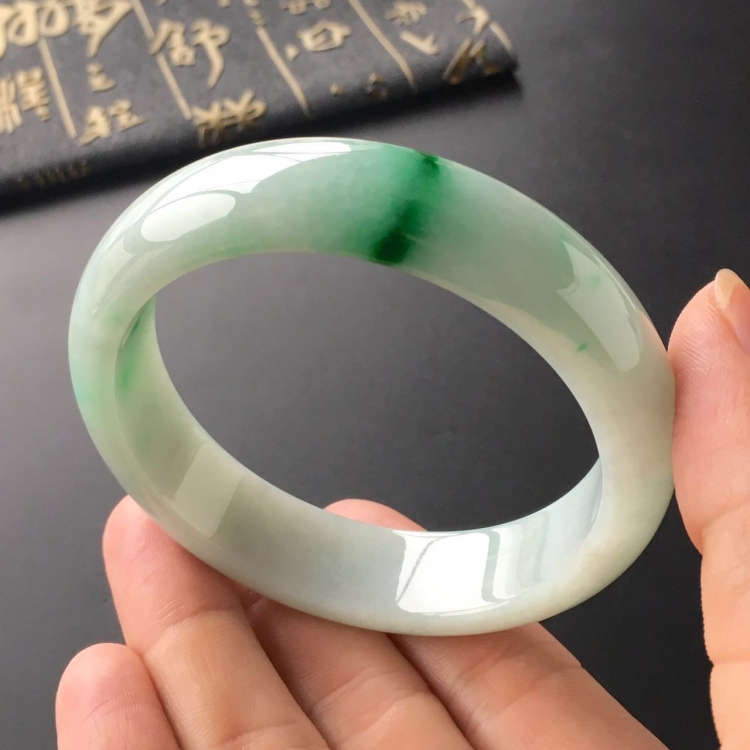(超值推荐)糯冰种飘翠手镯(58.1mm)